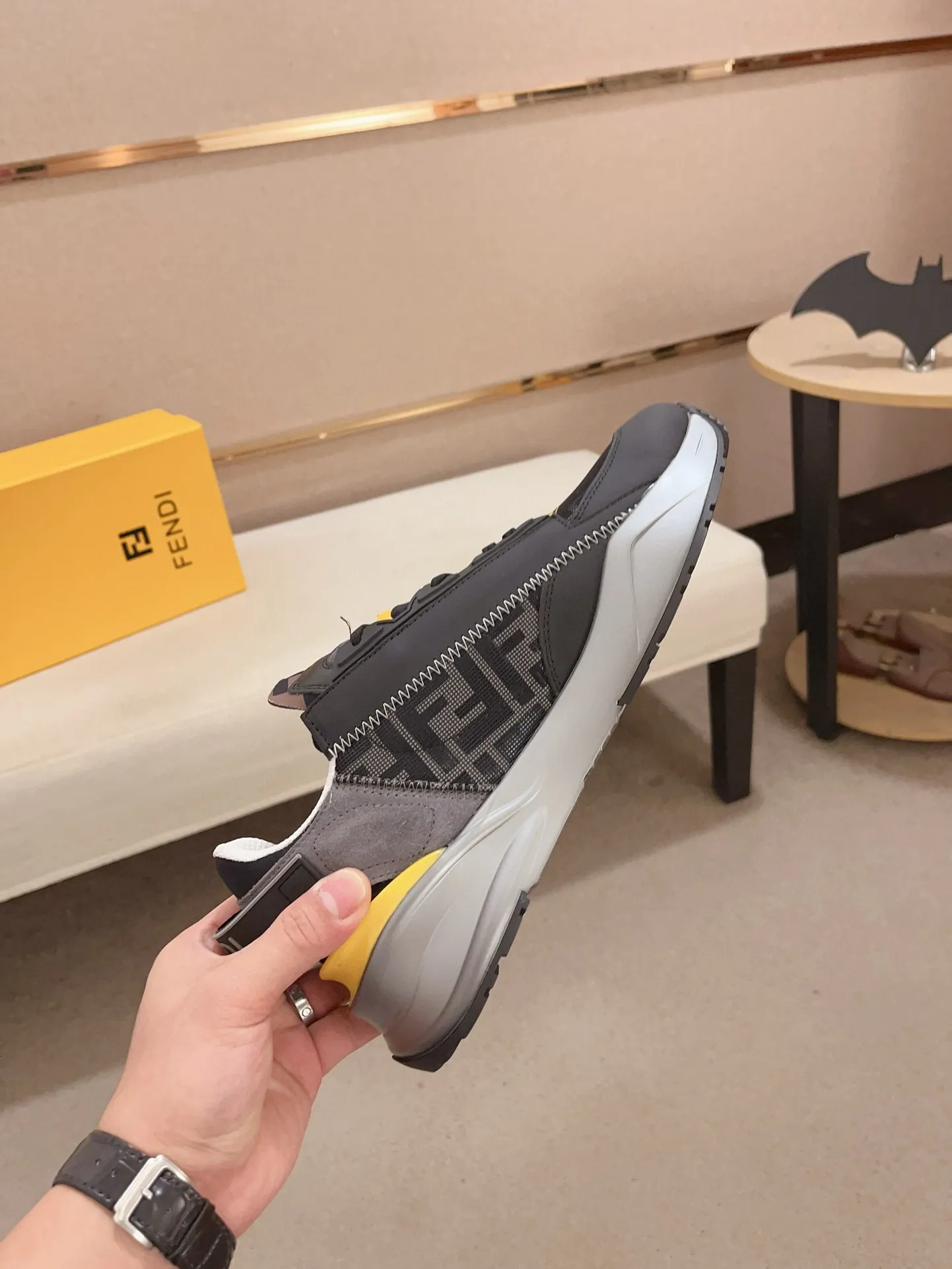 Men's shoes💰: 540💰(Higher version) [Fendi] Fendi's latest casual shoes for men! Available at counters simultaneously! A one-to-one replica of the original. Made entirely of imported top-grain calfskin, the interior is made of top-grain water-dyed cowhide, and the original factory-supplied rubber outsole. Leading new fashion concepts. Matching code: 38-44. 45 can be customized and non-returnable!